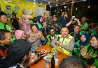 Kakorlantas Ngopi Bareng Driver Ojol Surabaya Sampaikan Pesan Kapolri