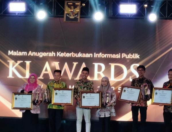 Kemendukbangga/BKKBN Perwakilan BKKBN Provinsi Jawa Timur Raih Penghargaan di Ajang KI Awards Jawa Timur 2025